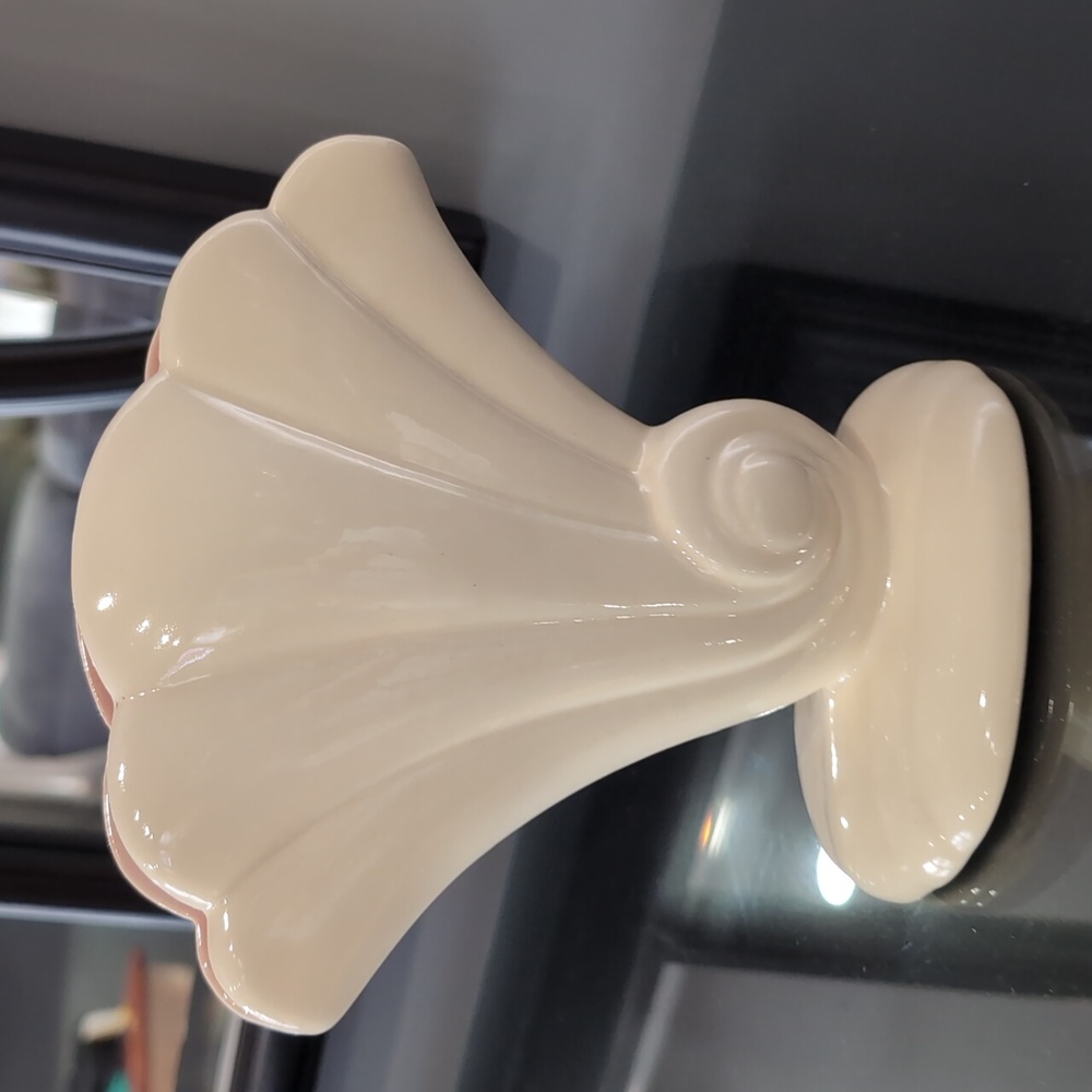 Red Wing Cream Ceramic Shell Vase - Picture 2 of 4